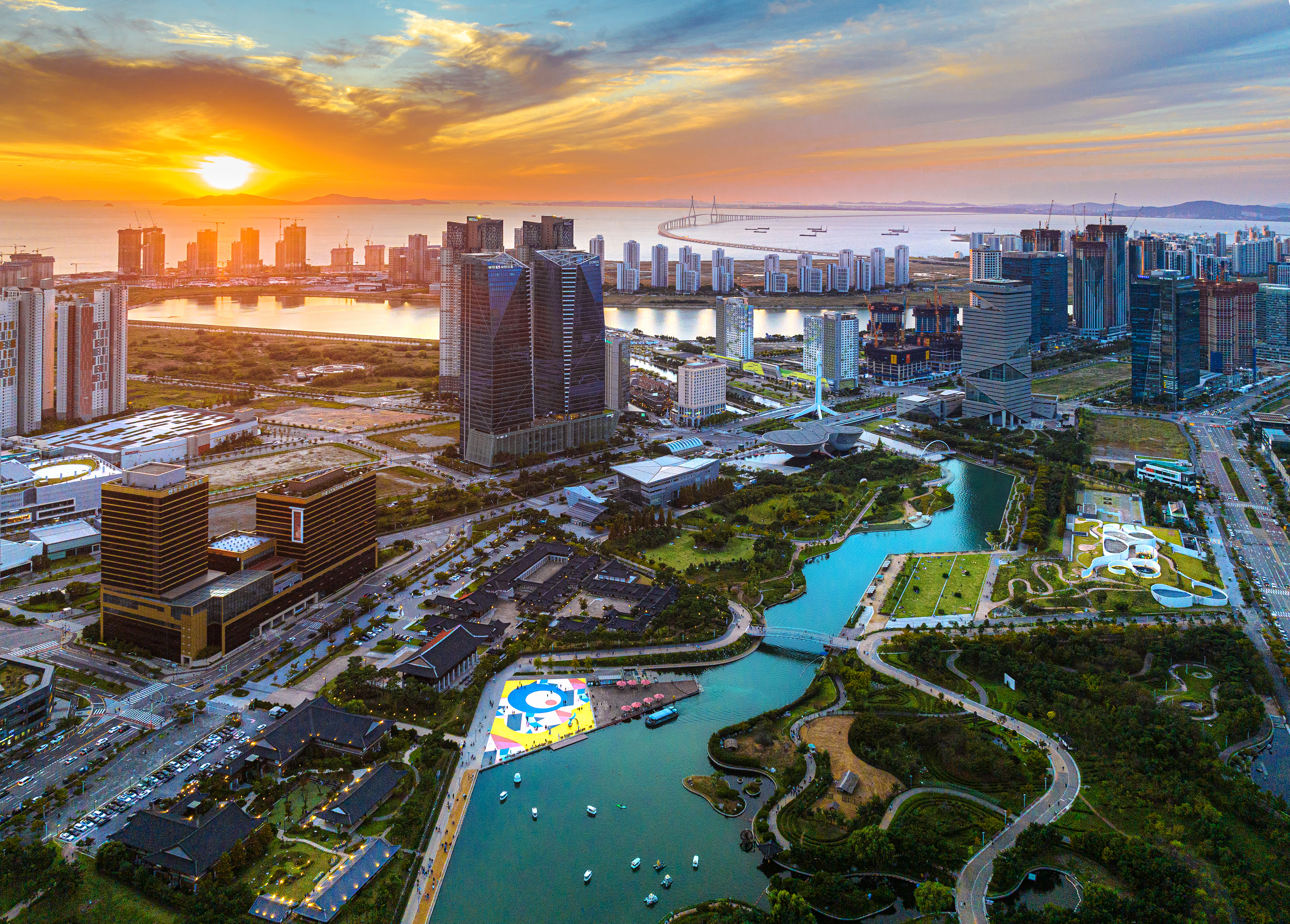 4위. 박윤준_석양 빛 국제도시.jpg